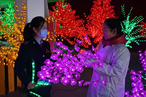 微山税务:"税力量"助霓虹灯企业点亮在美华人新春联谊会